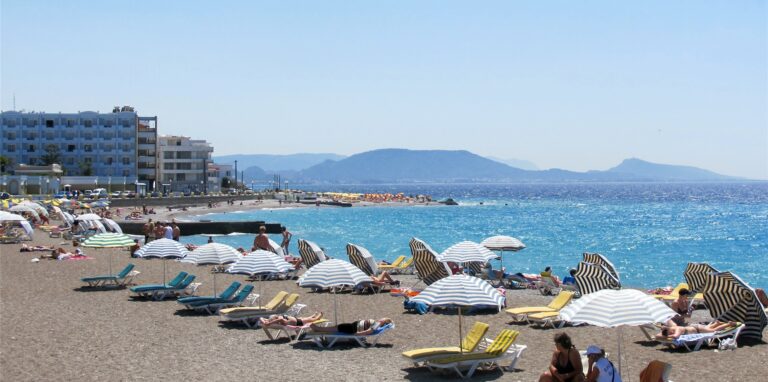 Sonnenbaden auf Rhodos: Griechenland dürfte im Sommer mit das gefragteste Reiseziel im Ausland sein.