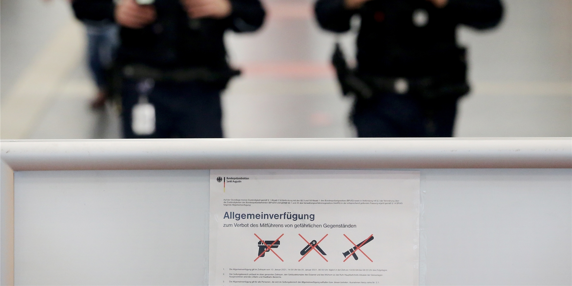 An einigen NRW-Bahnhöfen gilt an diesem Wochenende ein Waffenverbot.