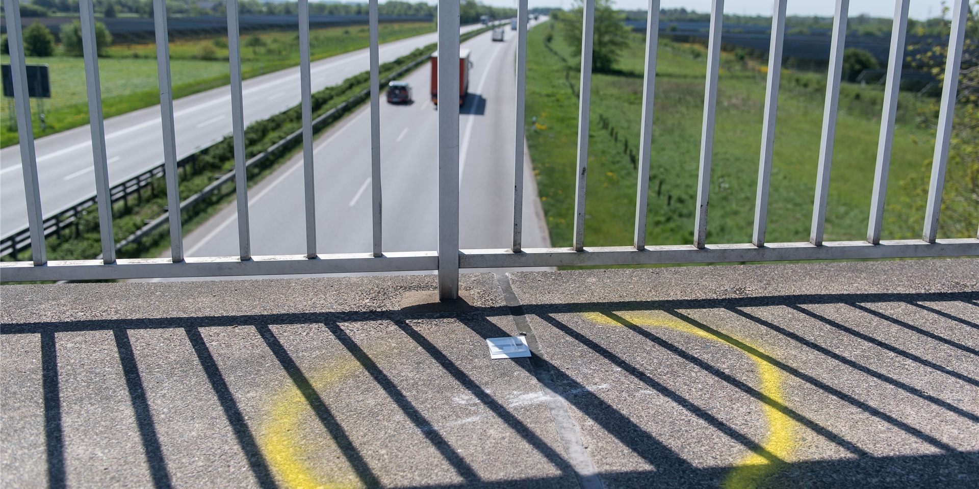 Auf dem Boden einer Autobahnbrücke ist der Fundort von Spuren von der Polizei markiert.