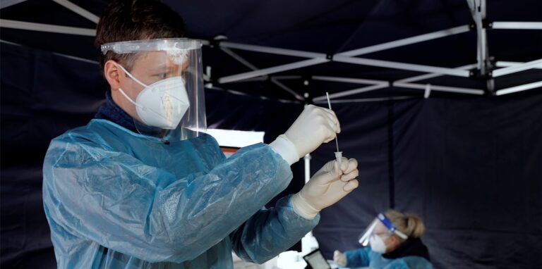 Apotheker Dr. Philipp Schulte-Mecklenbeck will an seinem Testzentrum keine Lolli-Tests durchführen.