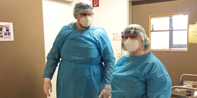 Nur mit voller Schutzausrüstung geht es in der Intensivstation des EvK über eine Schleuse in das Zimmer des Covid-19-Patienten.