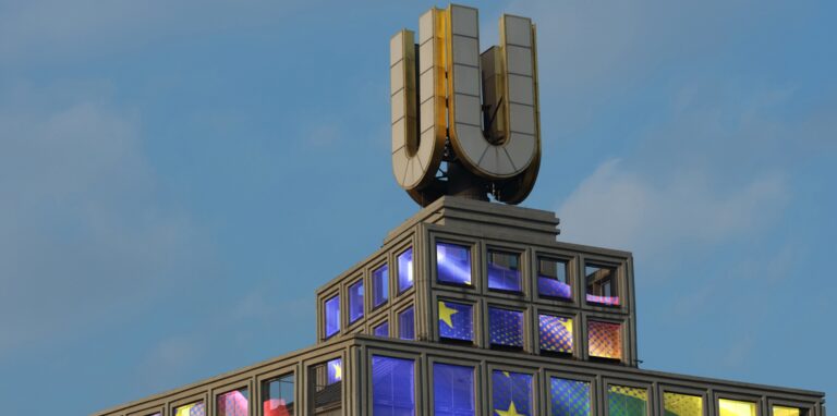 Die fliegenden Bilder am Dortmunder U leuchten am 9. Mai in bunten Farben. Sie haben eine besondere Bedeutung.