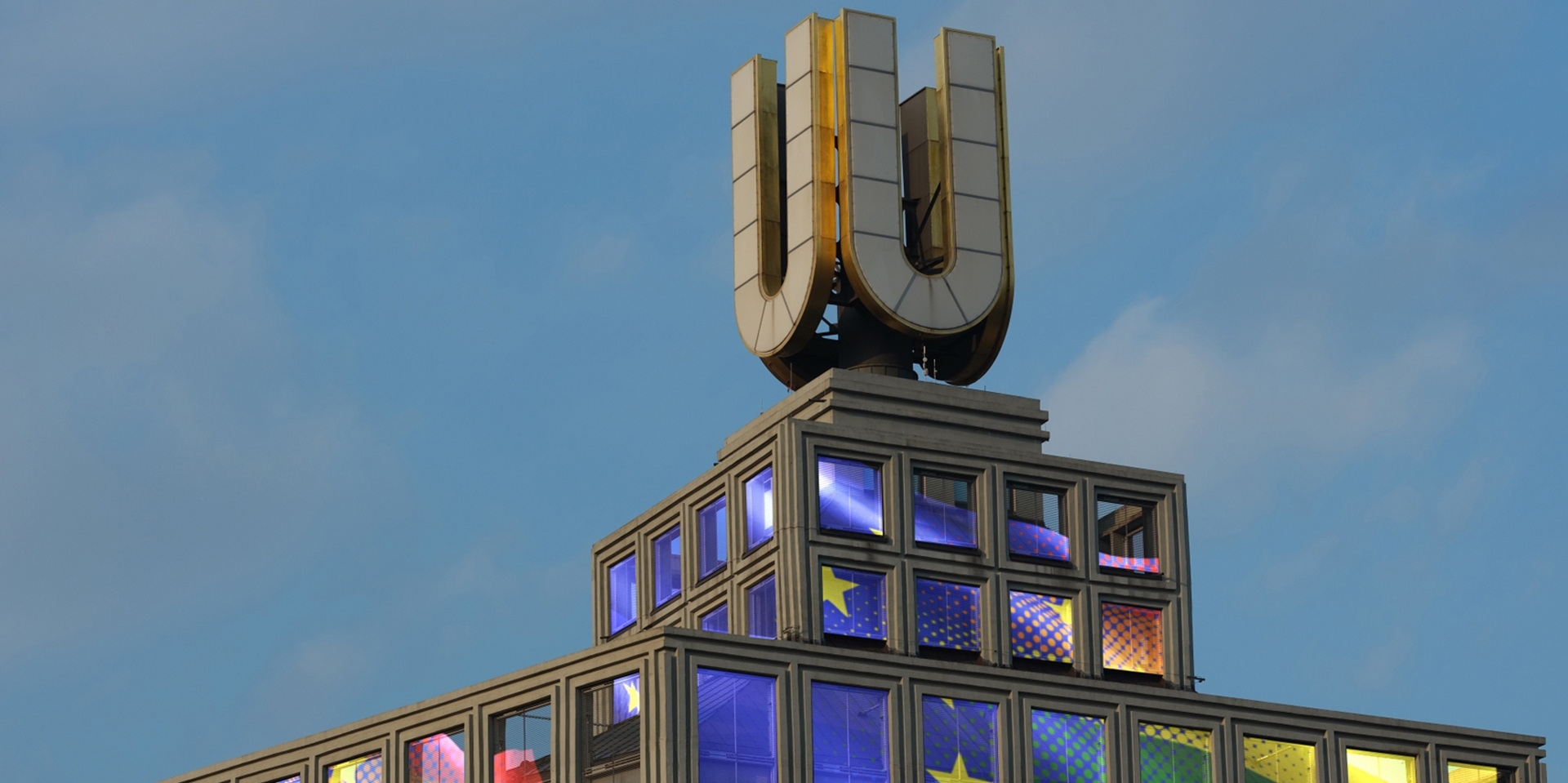 Die fliegenden Bilder am Dortmunder U leuchten am 9. Mai in bunten Farben. Sie haben eine besondere Bedeutung.