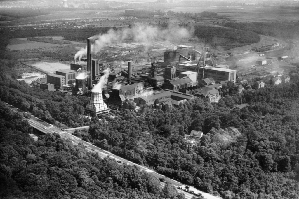 title attribut Ein Luftbild der Zeche Ewald von 1962. Damals waren hier Tausende Bergleute in Lohn und Brot und holten das schwarze Gold aus der Grube. Foto: Stadtarchiv Herten