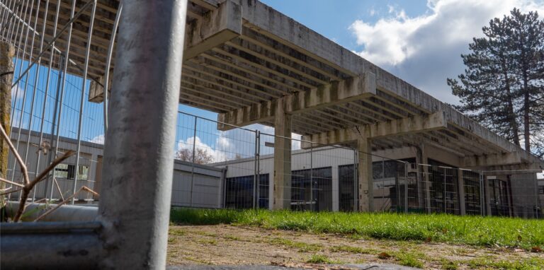 Der Bauzaun steht schon lange an der ehemaligen Hauptschule an der Kampstraße, die zum Kulturzentrum Marschall 66 werden soll.