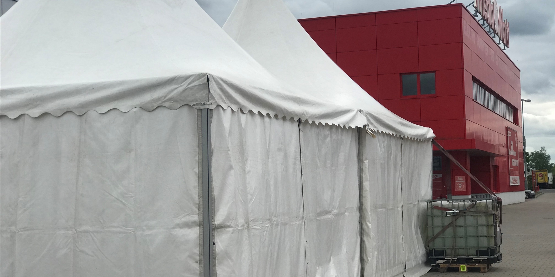 Auf dem Parkplatz vor dem Media Markt in Dorsten hat am Montag ein weiteres Schnelltestzentrum eröffnet.