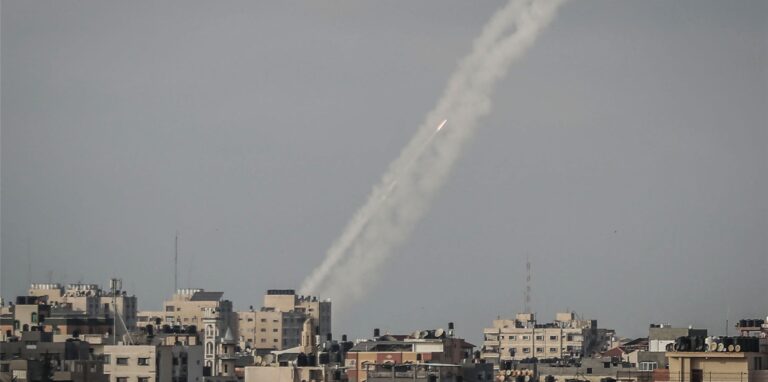 Bei einem israelischen Luftangriff im Gazastreifen sind am Montag nach Angaben des Gesundheitsministeriums in Gaza neun Palästinenser getötet worden, drei davon Kinder.