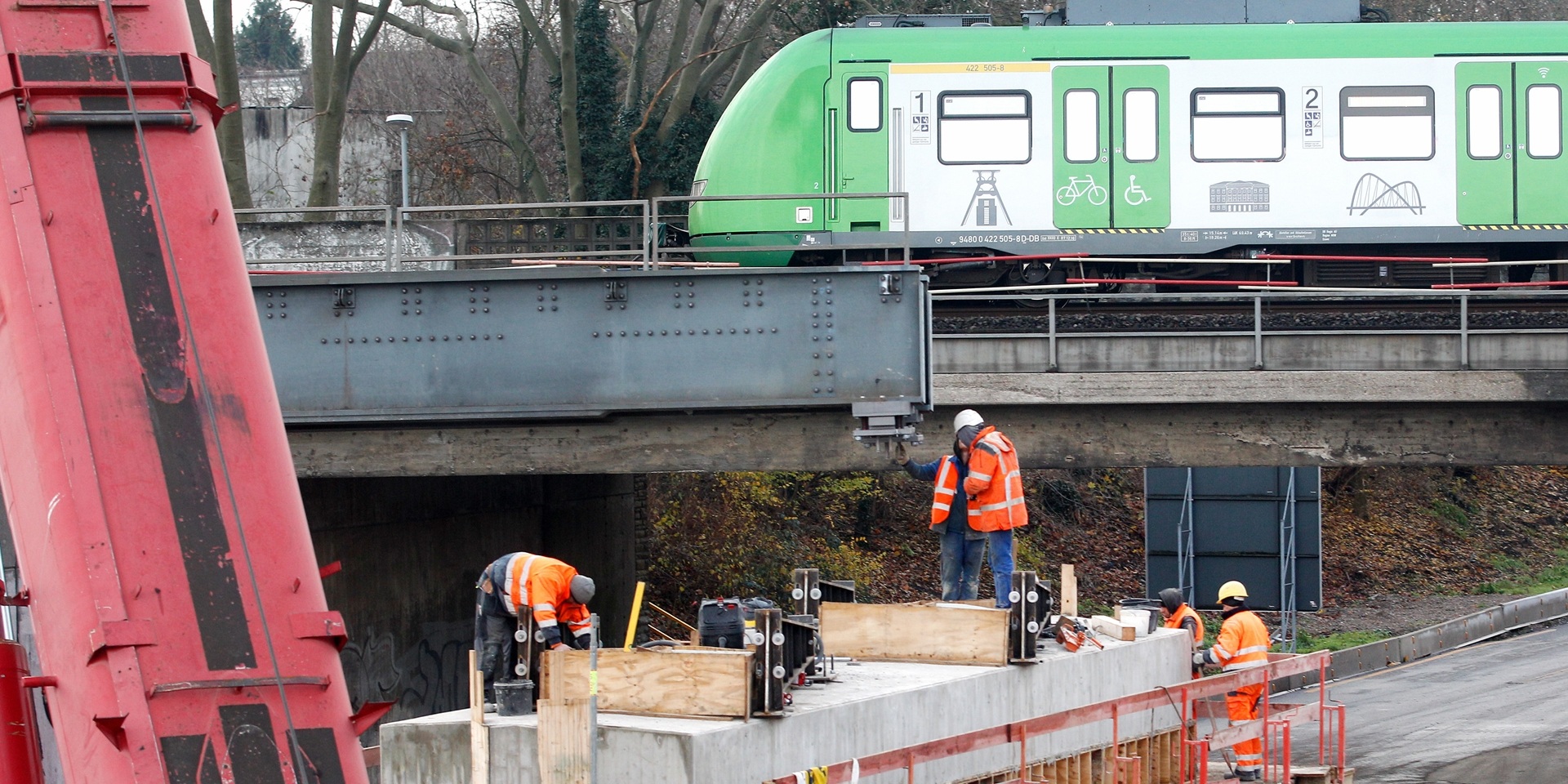 Grund für die Sperrungen auf der A40 sind Bauarbeiten der Deutschen Bahn, unter anderem wegen des Tanklasterbrandes unter einer Bahn-Brücke vor einigen Monaten in Mülheim.