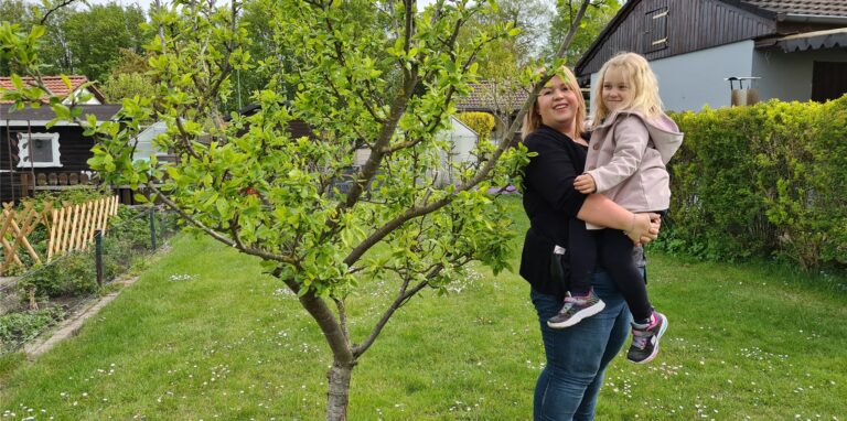 Kristina Strube und Töchterchen Phebe genießen ihre Kleingarten in Deininghausen,