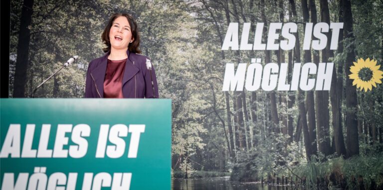 Die Grünen-Vorsitzende Annalena Baerbock mit dem Motto ihrer Partei für den Bundestagswahlkampf.