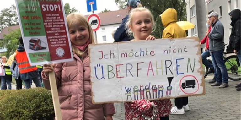 Auch diese beiden kleinen Merklinderinnen wollen keine weiteren Lkw auf der Gerther Straße, beteiligten sich im September 2020 am Protestmarsch gegen die Ecosoil-Ansiedlung.