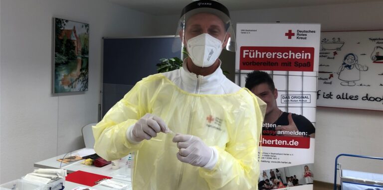 Ein Mann bereitet im DRK-Testcenter in Herten einen Coronatest vor.