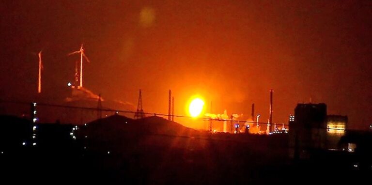 Feuerschein Anfang 2020 über dem BP-Werk: Der riesige Feuerschein über dem nördlichen Ruhrgebiet am Montagabend geht auf das Abfackeln überschüssiger Gase im BP-Werk Scholven in Gelsenkirchen zurück.