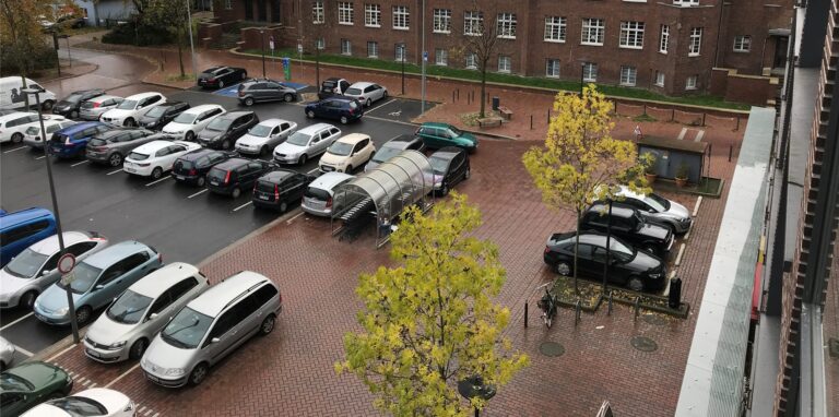 Auf diesem Parkplatz ereignete sich die Fahrerflucht.