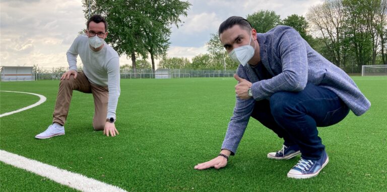 Patrick Gandyra (2. Vorsitzender SC Herten) und Nikolaos Triantafillidis (Sportlicher Leiter SC Herten) begutachten den neuen Kunstrasen am Paschenberg in Herten.