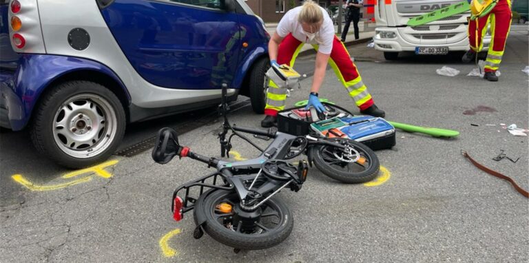 Die Radfahrerin wurde bei dem Unfall lebensgefährlich verletzt.