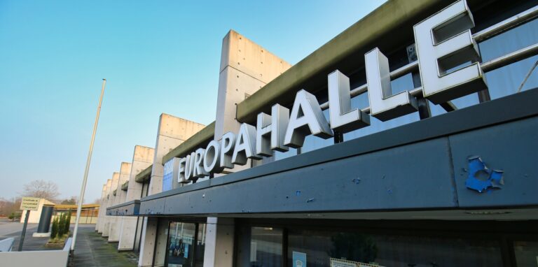 Europahalle, Stadthalle und Rathaus bilden das Ensemble rund um den Europaplatz, das man als Stadtmittelpunkt bezeichnet. Dessen Sanierung könnte noch viel teurer werden, als bisher bekannt.
