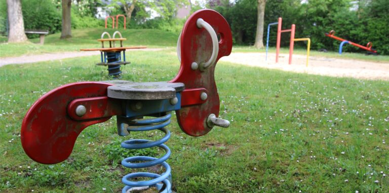 Spielgeräte auf dem Spielplatz am Pferdekamp in Herten.