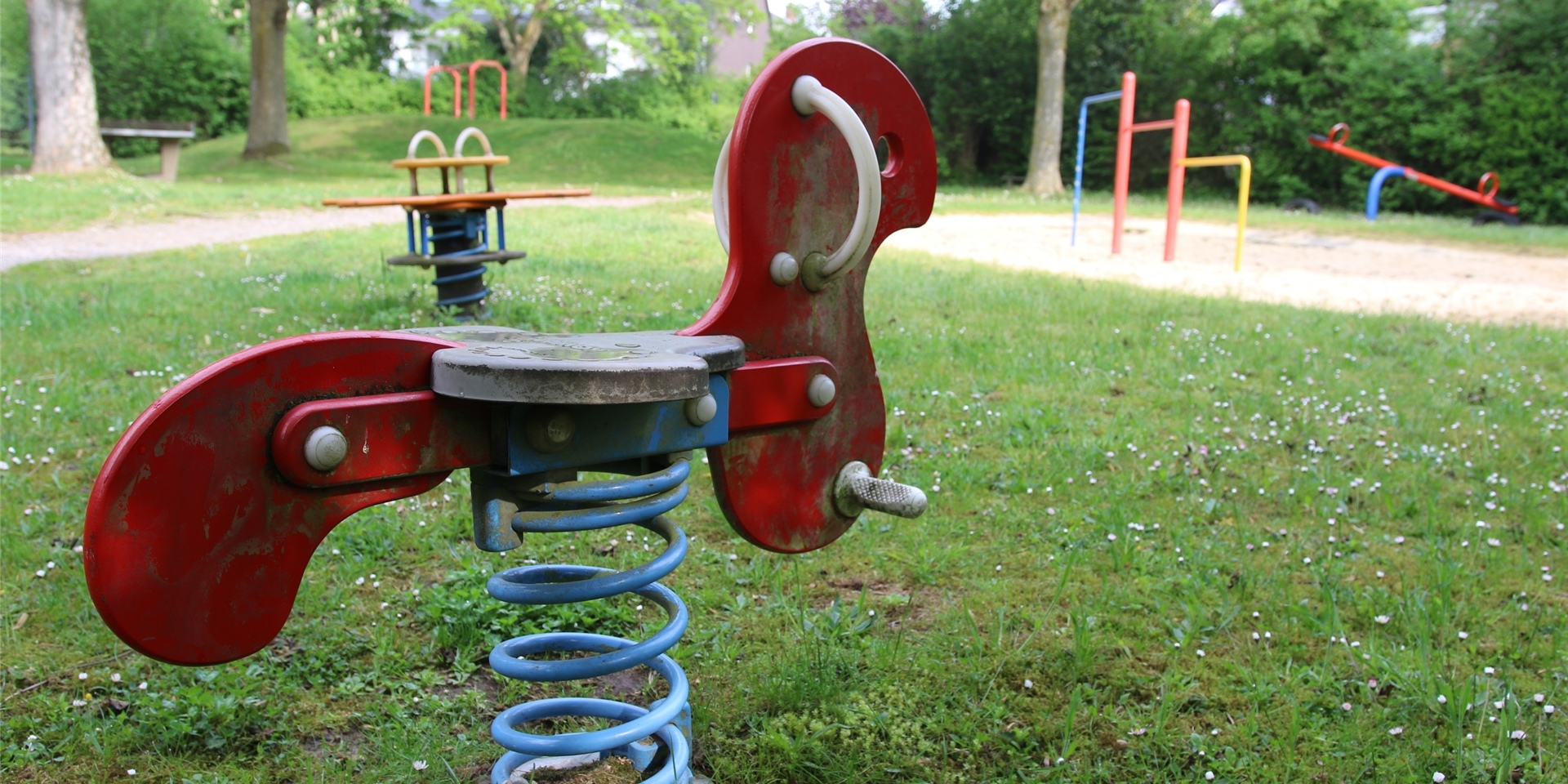 Spielgeräte auf dem Spielplatz am Pferdekamp in Herten.