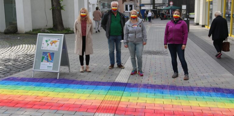 Setzen ein Zeichen gegen Homophobie (v.l.): Michelle Balant, Gerd Lange, Sonja Fischer und Alexandra Mielke.