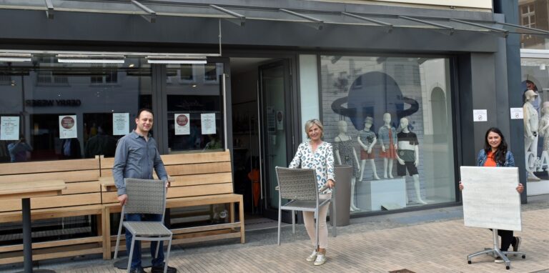 Frühestens am Freitag könnte Außengastronomie in Dorsten wieder erlaubt sein. Rami Matrud, Christiane Rex und Christin Hakenfort (v.l.) vom La Piazza freuen sich schon auf Gäste.