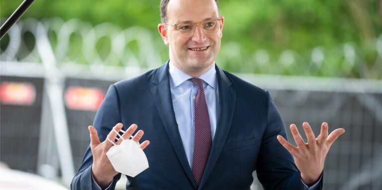 Jens Spahn (CDU), Bundesgesundheitsminister, spricht beim Besuch der Bundeswehrapotheke zu Soldaten und Medienvertretern. Gesundheitsminister Spahn besucht das Versorgungs- und Instandsetzungszentrum Sanitätsmaterial, das die derzeit wichtigste Umschlag- und Lagerstätte für mehrere Corona-Impfstoffe ist. Von dort werden diese an die Bundesländer verteilt.