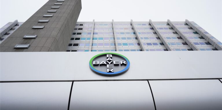 Blick auf das Logo des Chemiekonzerns Bayer AG an der Müllerstraße.
