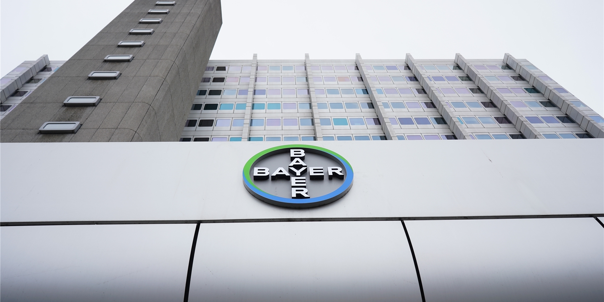 Blick auf das Logo des Chemiekonzerns Bayer AG an der Müllerstraße.