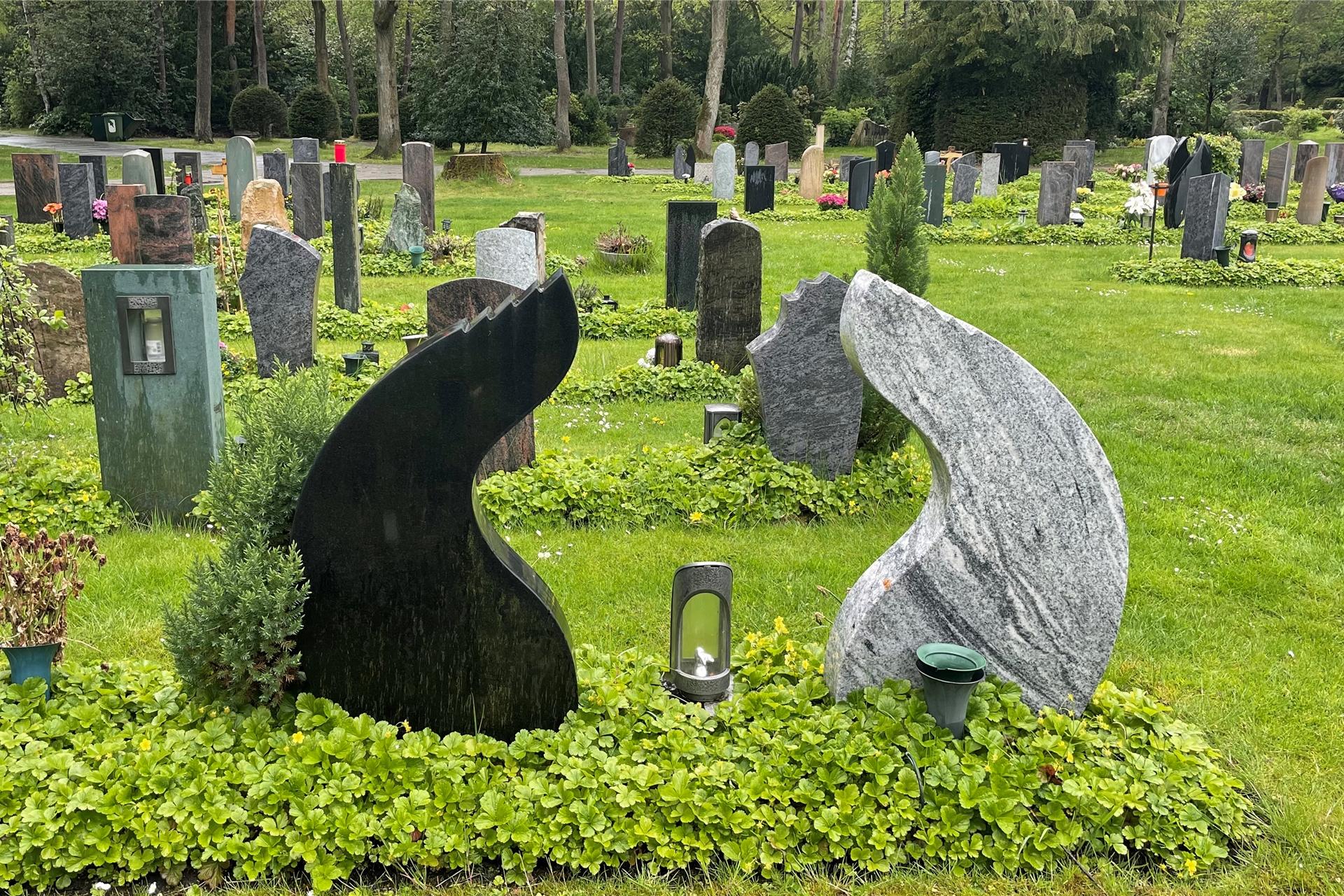 Erneut kam es zu Diebstählen auf dem Waldfriedhof am Tüshausweg in Holsterhausen.