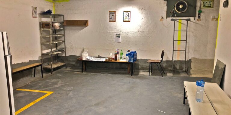 Dieser Bunker ist für Dori Rindle zum neuen Mittelpunkt des Lebens geworden.