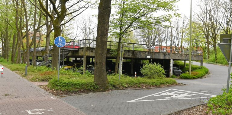 Das Parkdeck am Wulfener Markt liegt direkt am Napoleonsweg.