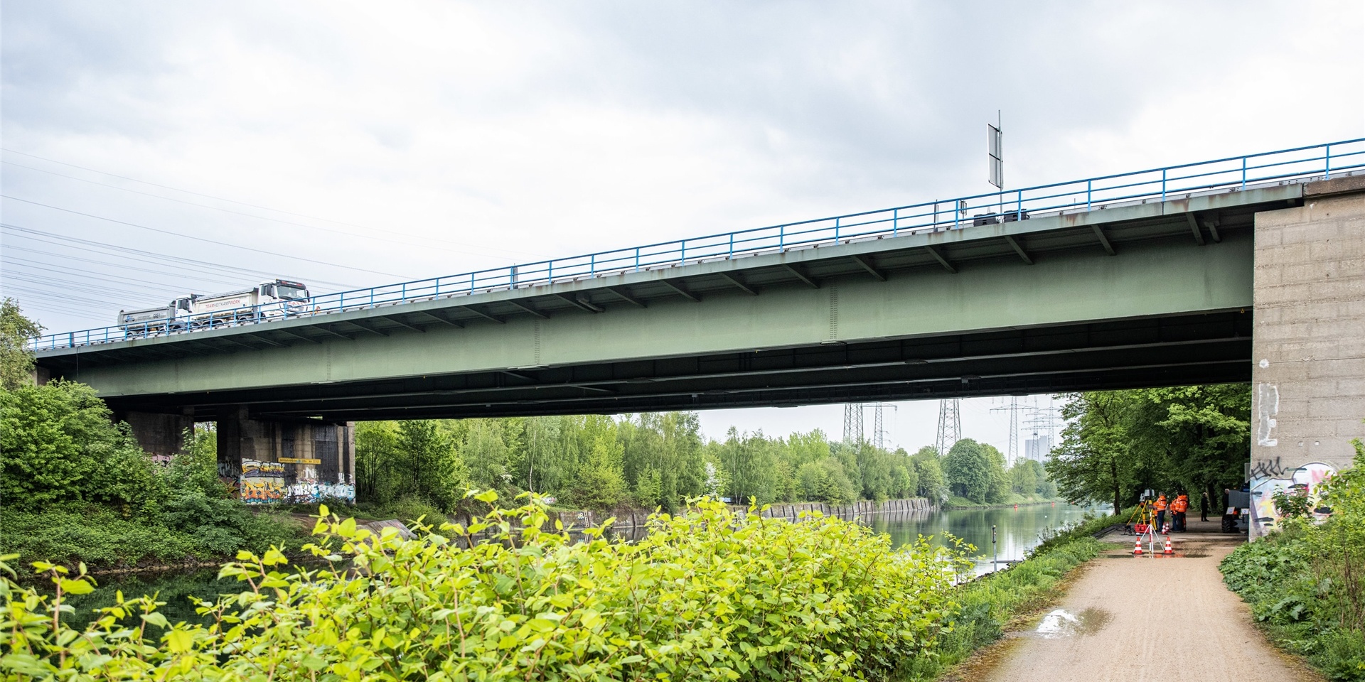 Weil die Stahlträger der Brücke über den Rhein-Herne-Kanal aufgrund zu hoher Belastungen in den vergangenen Jahren durchgebogen sind, ist die Brücke bereits für Lkw von mehr als 3,5 Tonnen gesperrt.