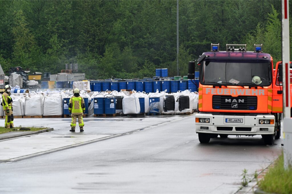 title attribut Die Einsatzkräfte mussten nur noch die Fässer kontrollieren.