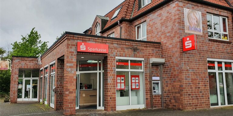 Der kleine Vorraum der neuen Sparkassenfiliale, in dem die SB-Automaten stehen, stößt bei einigen Kunden auf Kritik. Dass zu den meisten Tageszeiten nur der neue Außen-Geldautomat (rechts im Bild) zur Verfügung steht, nicht aber die Kontoauszugsdrucker, wird ebenfalls als Rückschritt empfunden.