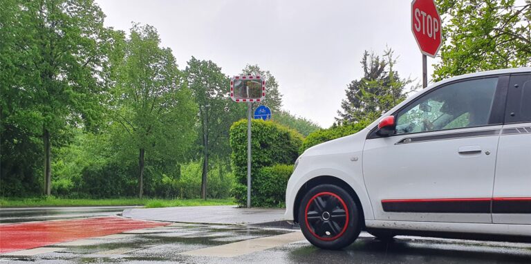 Mit Hilfe des neuen Verkehrsspiegels (Bildmitte) sollen Autofahrer, die aus der Heinrich-Obenhaus-Straße kommen, die Fahrradfahrer besser erkennen, die auf dem Radweg entlang der Marler Straße die Einmündung überqueren.