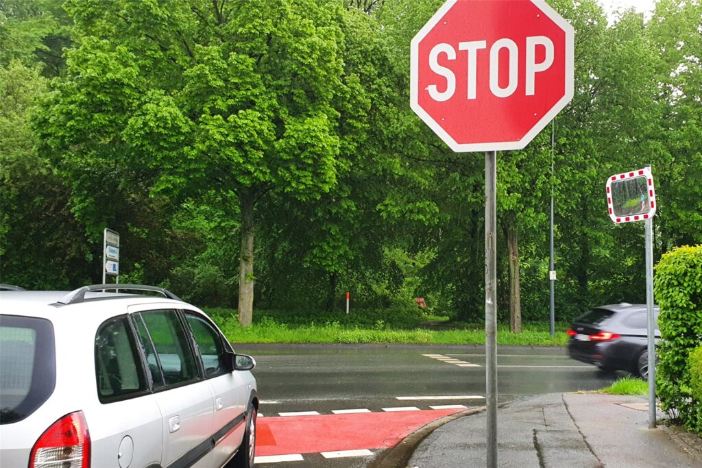 Bis Autofahrer die herannahenden Radfahrer sehen können, stehen sie oft schon mit dem Auto auf dem rot markierten Radweg.