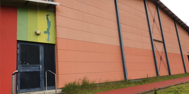 Mitarbeiter des Hertener Immobilienbetriebs haben die beschmierte Fassade der Bertlicher Sporthalle neu gestrichen.