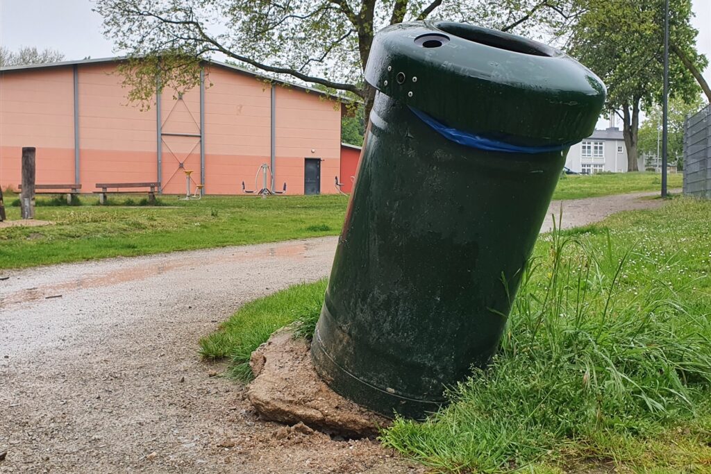 Der nächste Vandalismusschaden:  Unbekannte haben einen Mülleimer samt Beton-Fundament aus dem Boden gerissen.