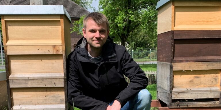 Der Dorstener Imker Christian Finke inmitten zweier Bienen-Beuten in der Bauweise, wie die unbekannten Einbrecher sie entwendet haben.