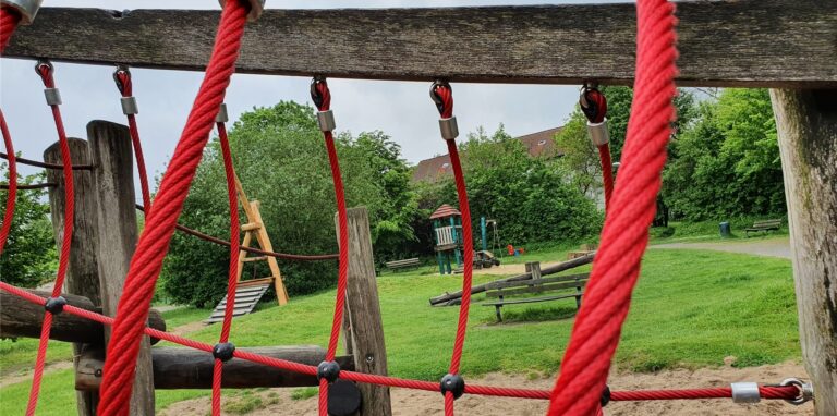 Der Spielplatz in der Siedlung „Freiwiese“: Ein Mädchen wurde von dem Podest der Seilbahn hinten links im Bild geschubst und erlitt dadurch eine Schädelprellung.