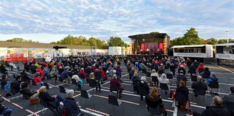 Das WLT baut seine Open-Air-Bühne wieder am Probenzentrum an der B235 auf. Und das für eine ganze Serie von Freilicht-Aufführungen.