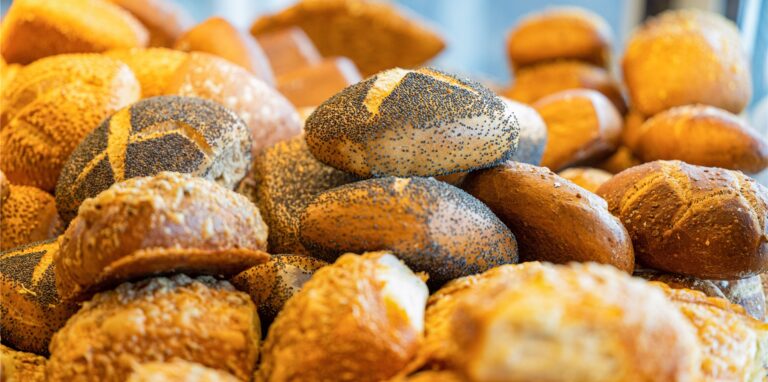 Frische Brötchen gibt es auch über Pfingsten in der Region zu kaufen.