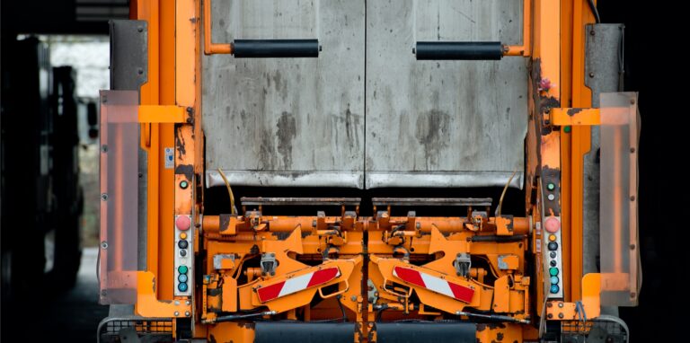 Ein Müllwagen von hinten