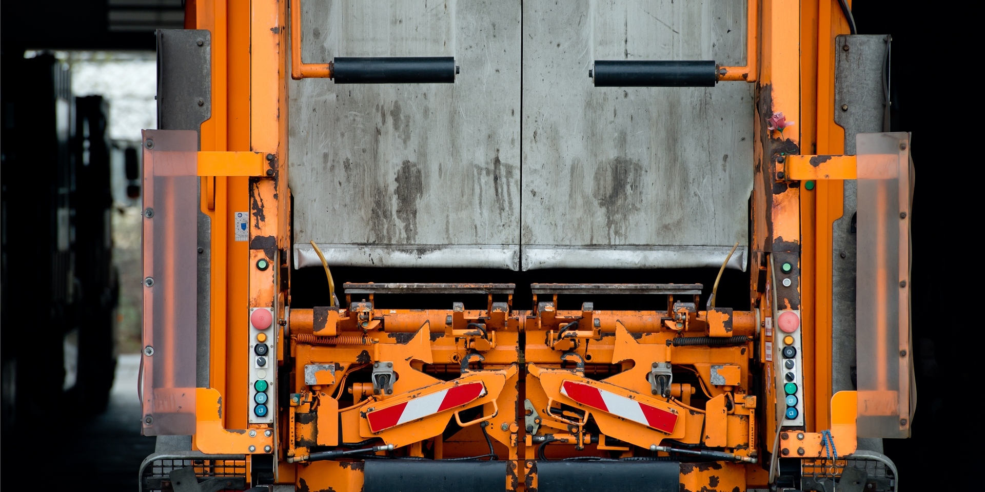 Ein Müllwagen von hinten