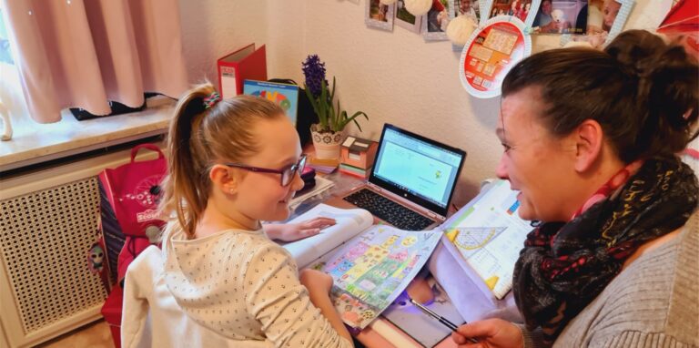 Joleen und ihre Mutter Tanja Ohm beim Homeschooling.