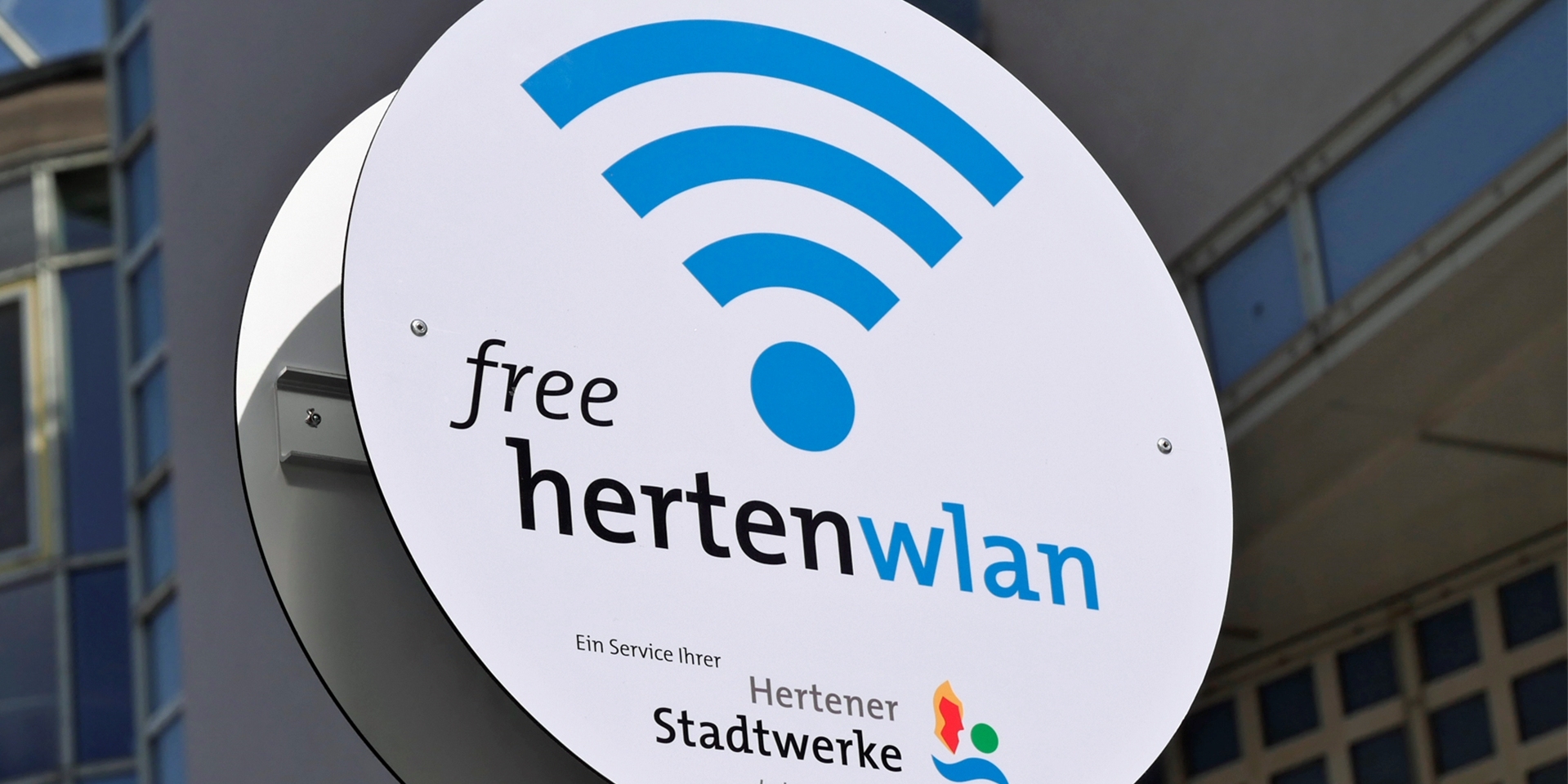 In der Fußgängerzone Herten-Mitte steht seit März 2017 öffentliches WLAN zur Verfügung. Betreiber sind die Hertener Stadtwerke.