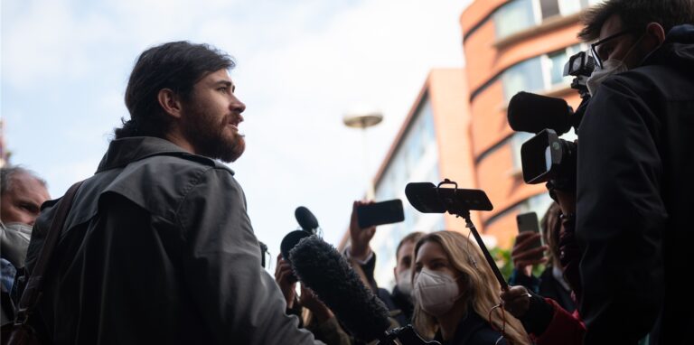 Der Angeklagte Franco A. (l) spricht vor Beginn eines Prozesses wegen der Vorbereitung einer schweren staatsgefährdenden Gewalttat vor dem Oberlandesgericht (OLG) Frankfurt mit Journalisten. Der 32-Jährige soll aus mutmaßlich rechtsextremistischer Motivation Waffen beschafft haben, um Anschläge zu verüben. Dazu gab er sich laut Anklage als Syrer aus, um den Verdacht auf Flüchtlinge zu lenken.