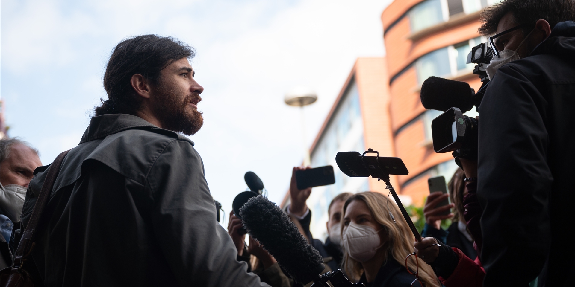 Der Angeklagte Franco A. (l) spricht vor Beginn eines Prozesses wegen der Vorbereitung einer schweren staatsgefährdenden Gewalttat vor dem Oberlandesgericht (OLG) Frankfurt mit Journalisten. Der 32-Jährige soll aus mutmaßlich rechtsextremistischer Motivation Waffen beschafft haben, um Anschläge zu verüben. Dazu gab er sich laut Anklage als Syrer aus, um den Verdacht auf Flüchtlinge zu lenken.