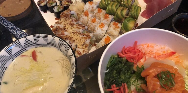 Sushi, Suppe, Bowl und Nachtisch geliefert von „Die Lieferbar“.