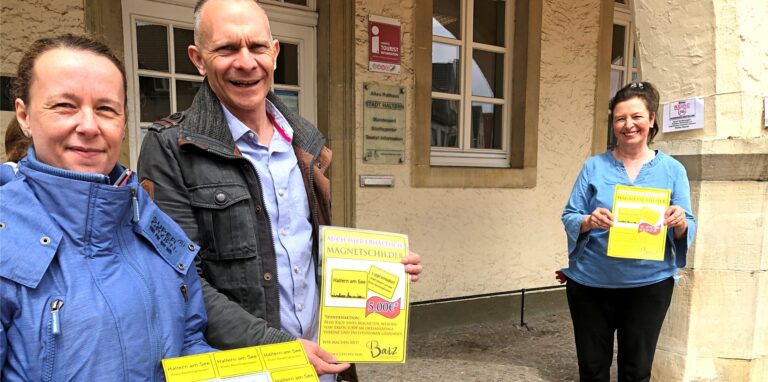 Nicole und Torsten Barz hatten die Idee mit den magnetisierten Miniatur-Ortsschildern. Andrea Böing (r.) von der Stadtagentur nimmt sie gern ins Repertoire der Haltern-Souvenirs auf.
